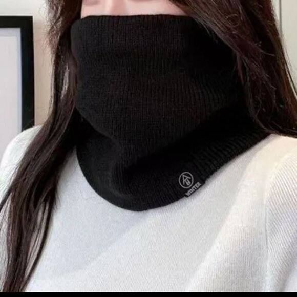 UNISEX LINED NECK SCARF IN BLACK - Picture 1 of 3